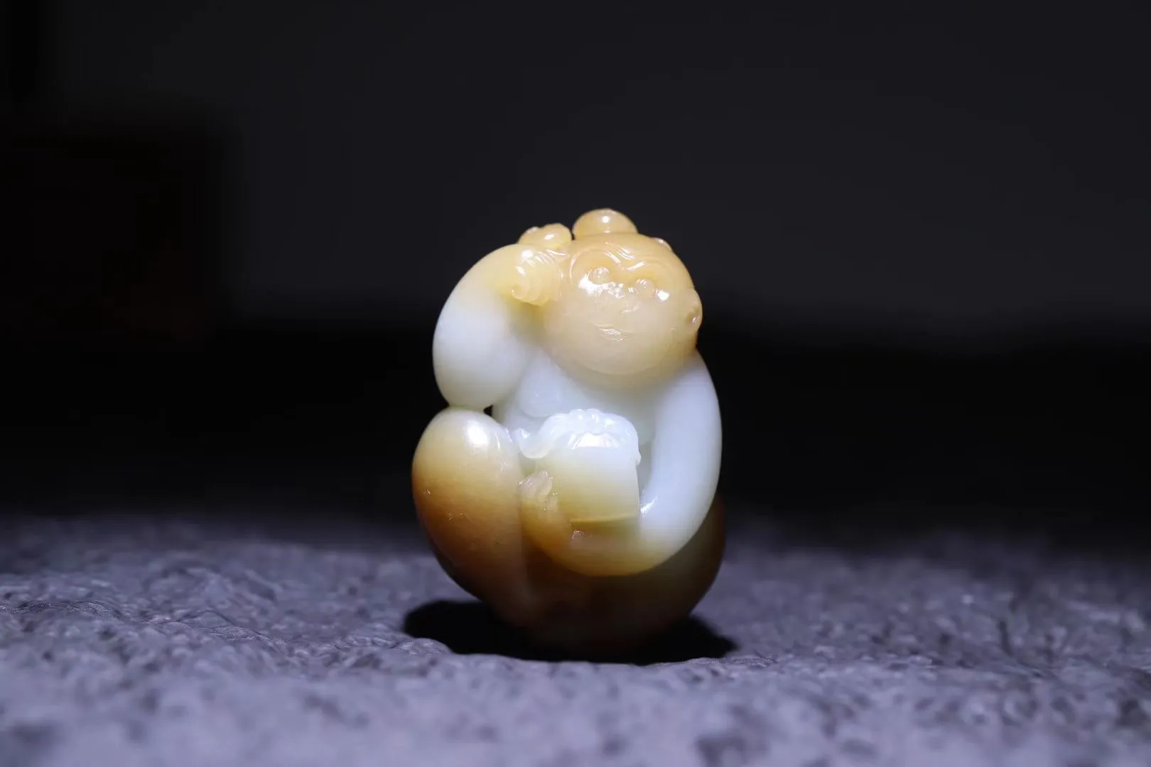 ●—佩戴推荐
●——“如意封侯”
这款如意封侯挂件，糖色部分极为浓郁，糖白两色分明，整体雕刻如意，