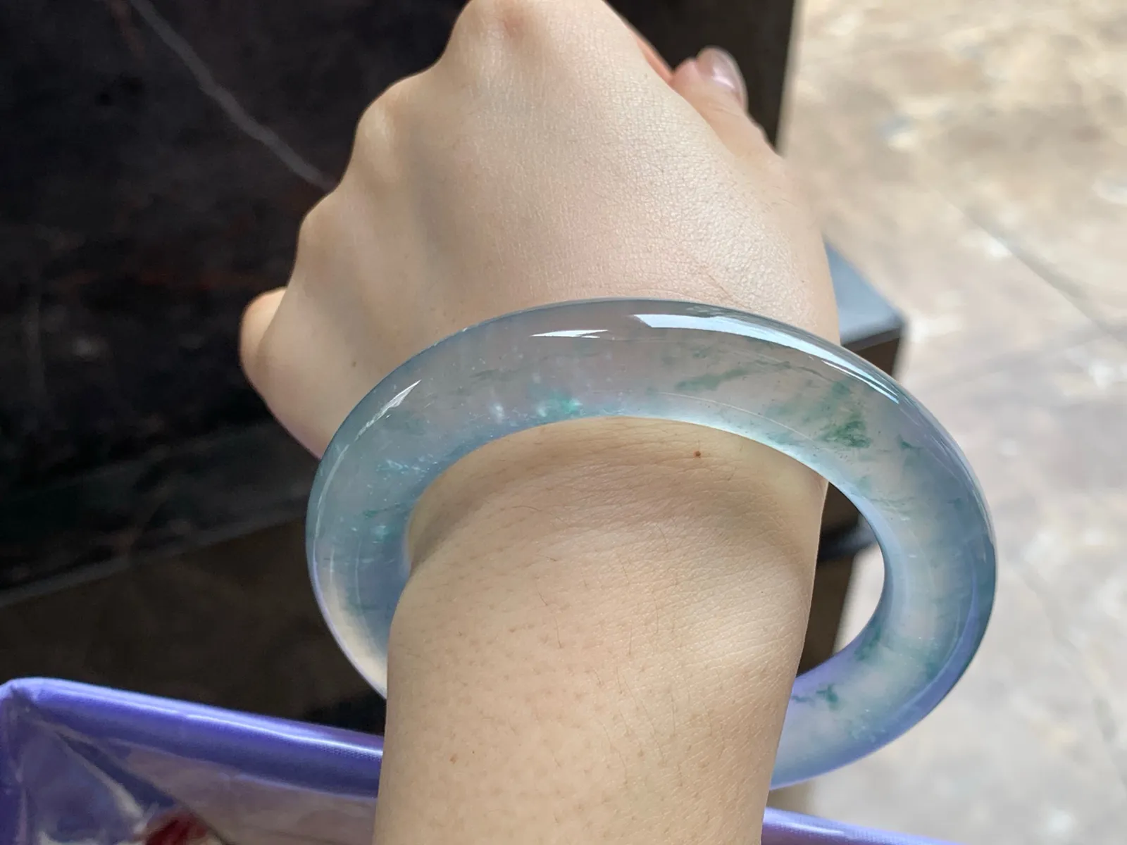 高冰种飘花圆条手镯
尺寸：57-12.2mm
冰味十足～条形优秀整圈冰透起荧光～建议看十足哦，高品质