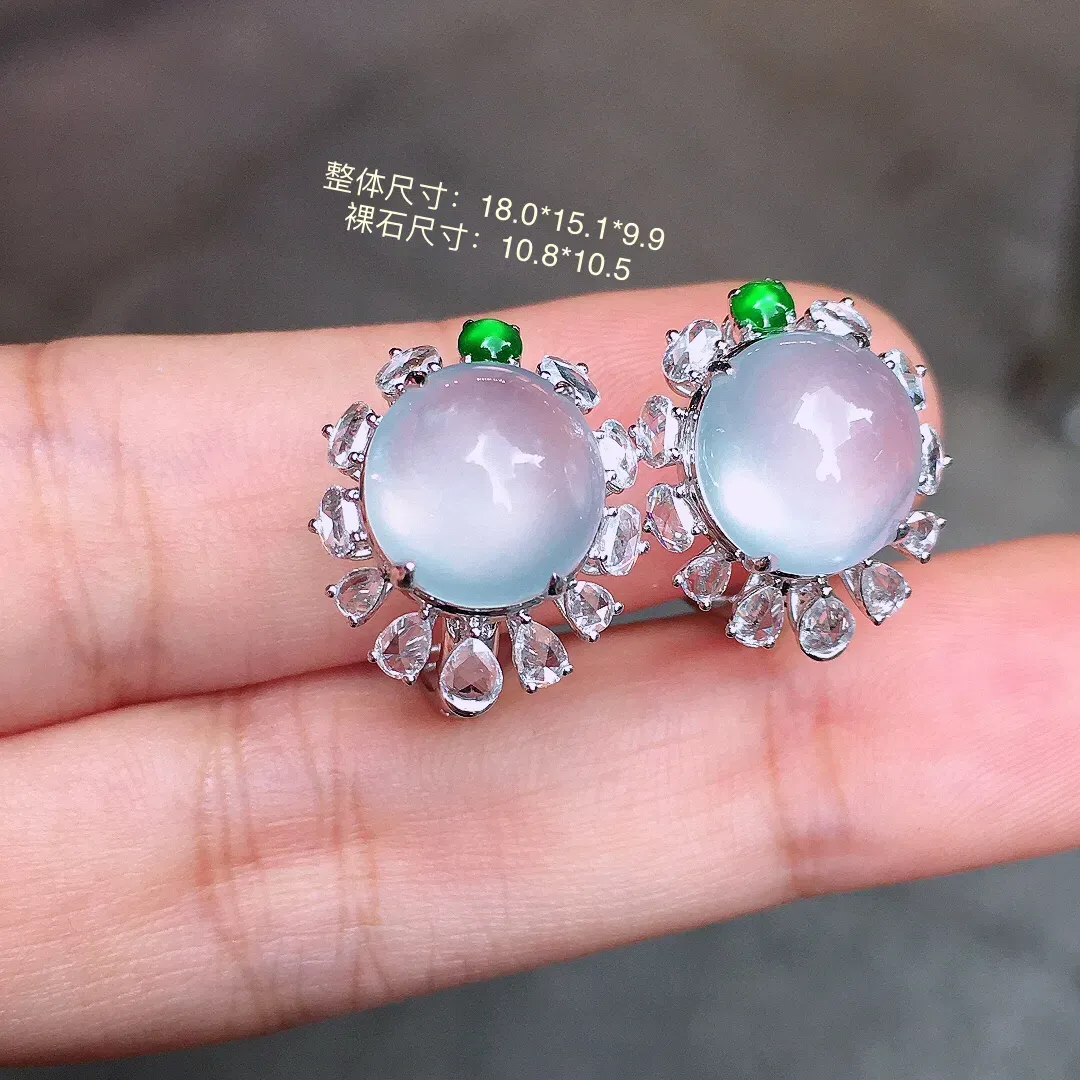 冰种蛋面耳钉，玉质细腻，荧光感超
强，饱满圆润，气质满满。18k
金豪华镶嵌