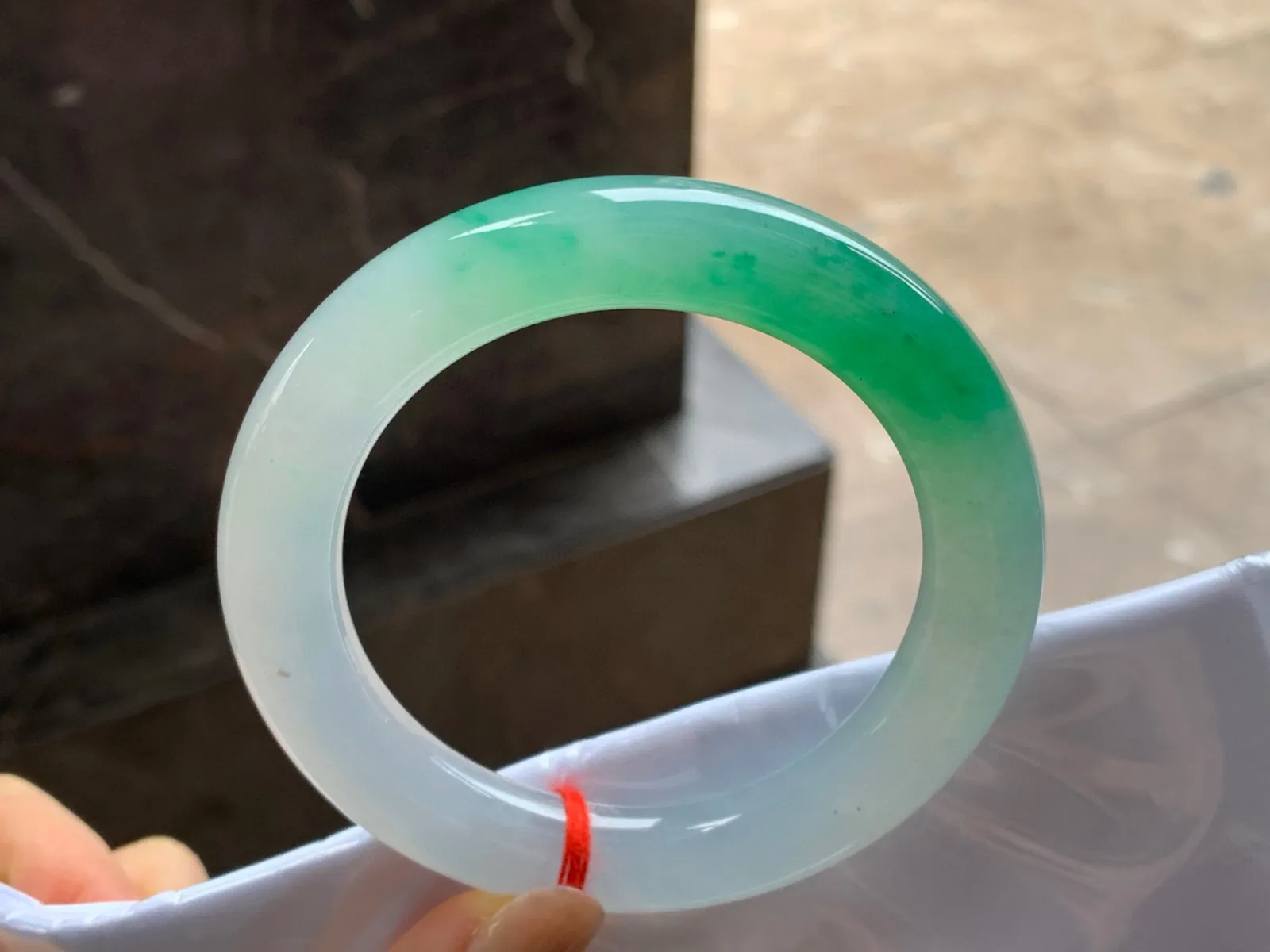 冰种阳绿色圆条手镯
尺寸：58.8-11.5mm
有种有色～绿色浓郁漂亮品质货