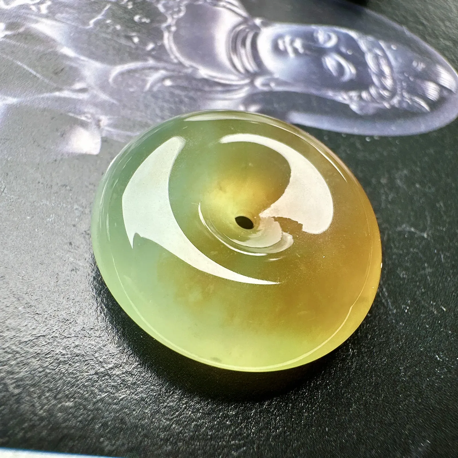 【冰种黄扣吊坠】特色款，种地优秀，通透闪亮，起光的料子，厚度很好