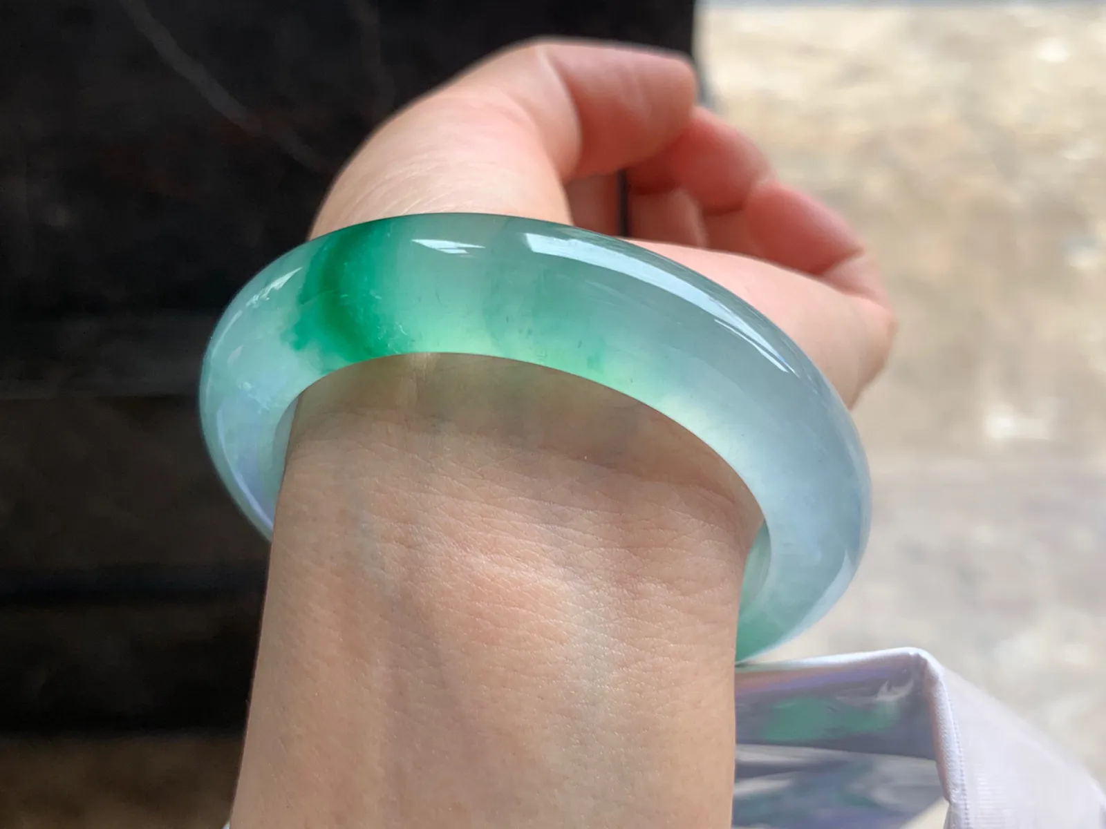 53.5-13-9.5mm
冰种飘色手镯 种水色俱佳 起胶的料子  收藏佩戴