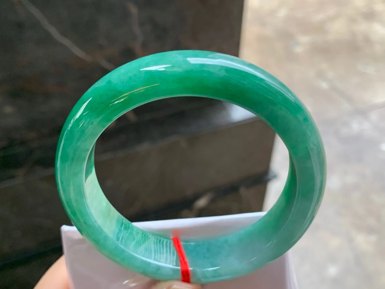 59-14.7-9.1

浓绿色手镯^_^颜色鲜艳 玉质温润