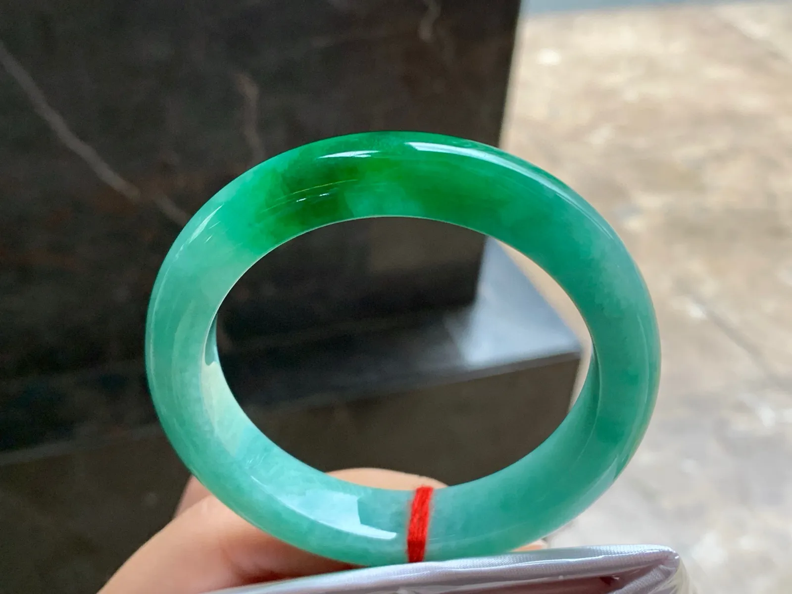 55-11.5-9.3

辣绿色手镯^_^颜色鲜艳 玉质温润
