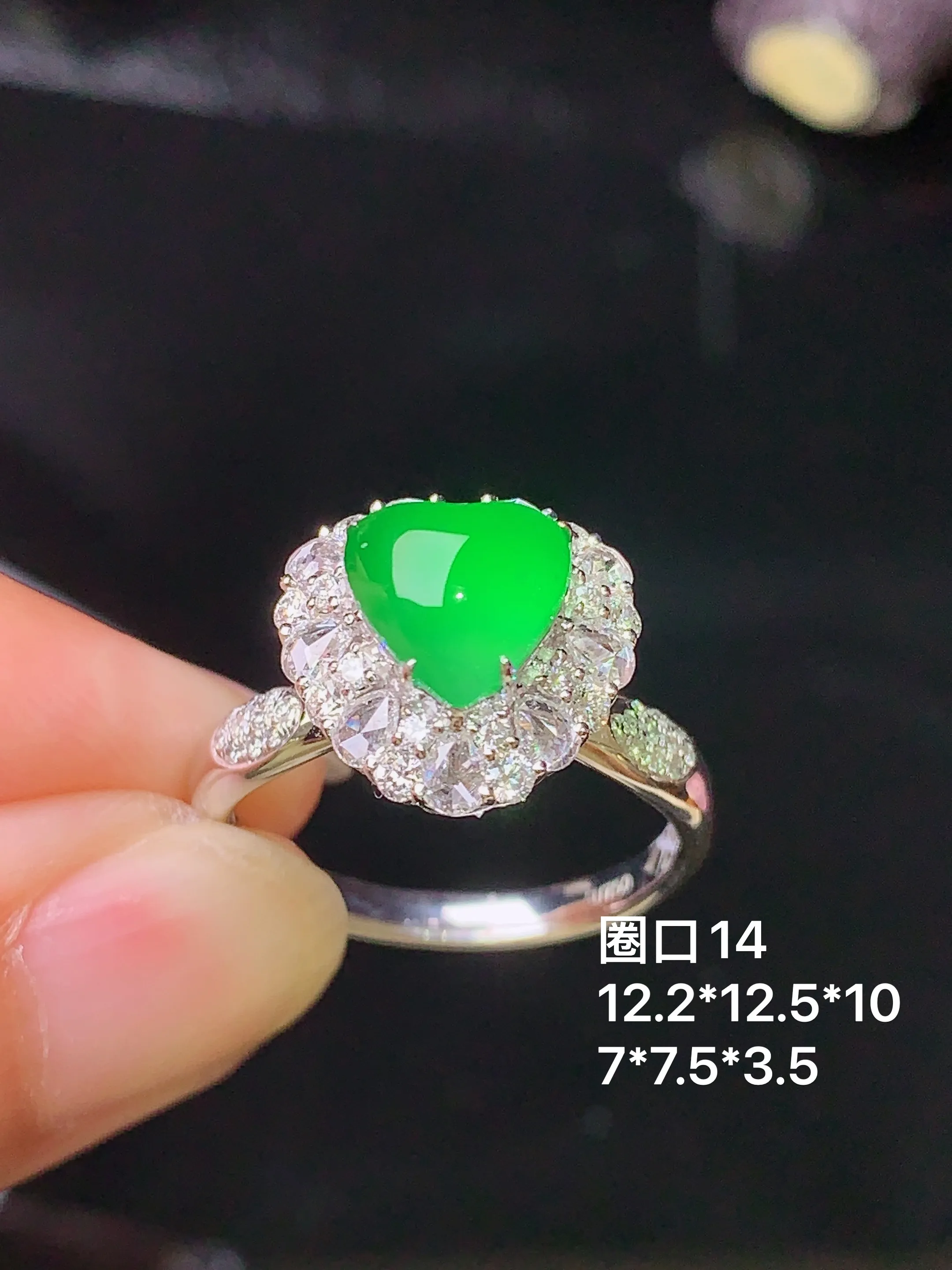 18k金钻镶嵌满绿蛋面戒指 玉质细腻 水润亮眼  圈口14 整体尺寸12.2*12.5*10