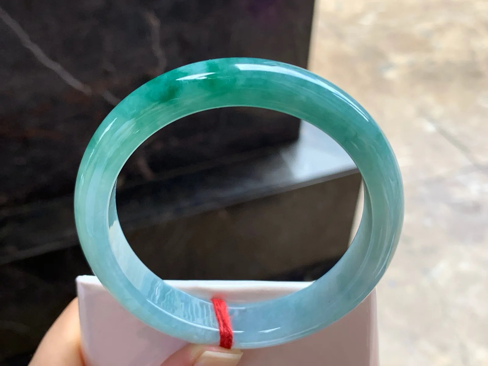 58.5-12.6-8.3

蓝花手镯^_^飘花浓郁 玉质温润