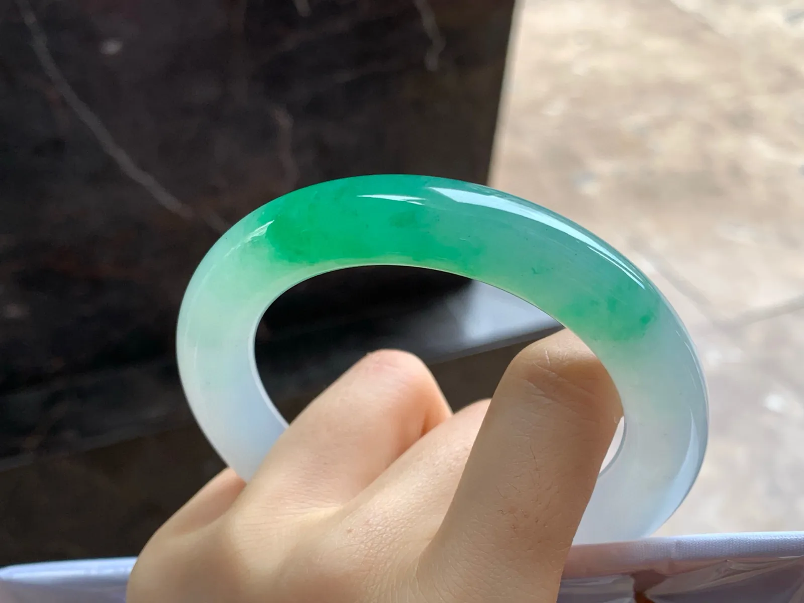 冰种阳绿色圆条手镯
尺寸：58.8-11.5mm
有种有色～绿色浓郁漂亮品质货
