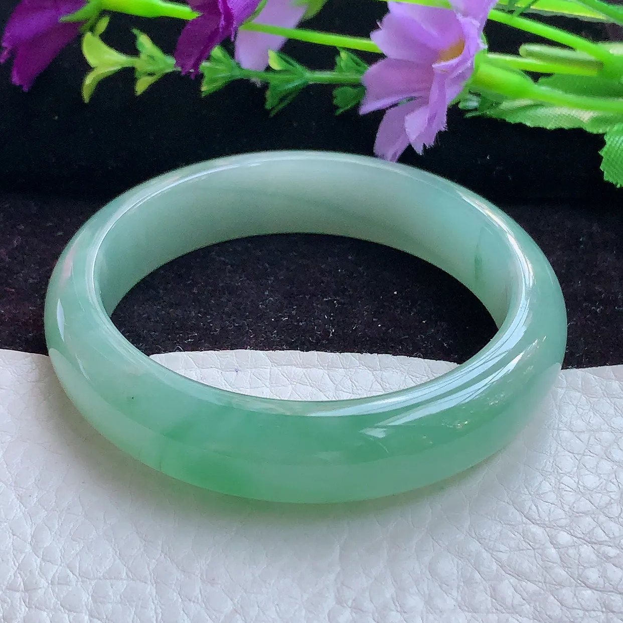 r实拍54圈口！缅甸翡翠A货冰绿宽边玉手镯 玉手环尺寸:54*13.2*8mm