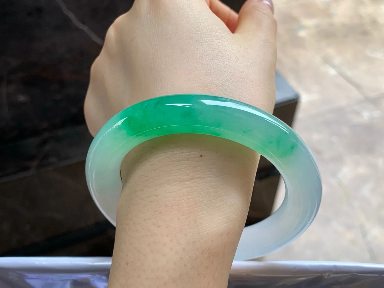 冰种阳绿色圆条手镯
尺寸：58.8-11.5mm
有种有色～绿色浓郁漂亮品质货