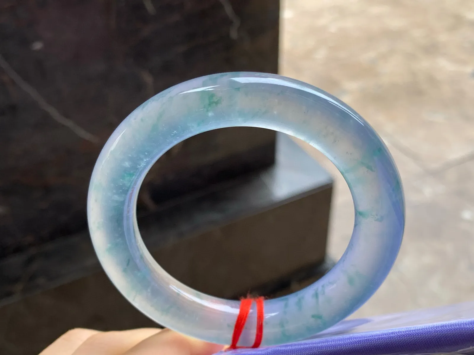 高冰种飘花圆条手镯
尺寸：57-12.2mm
冰味十足～条形优秀整圈冰透起荧光～建议看十足哦，高品质