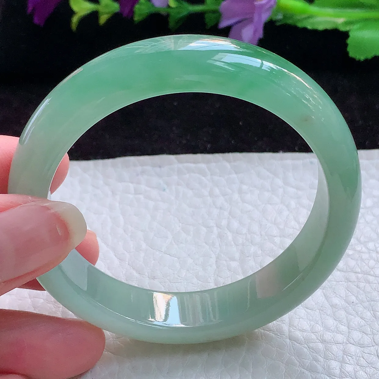 r实拍54圈口！缅甸翡翠A货冰绿宽边玉手镯 玉手环尺寸:54*13.2*8mm