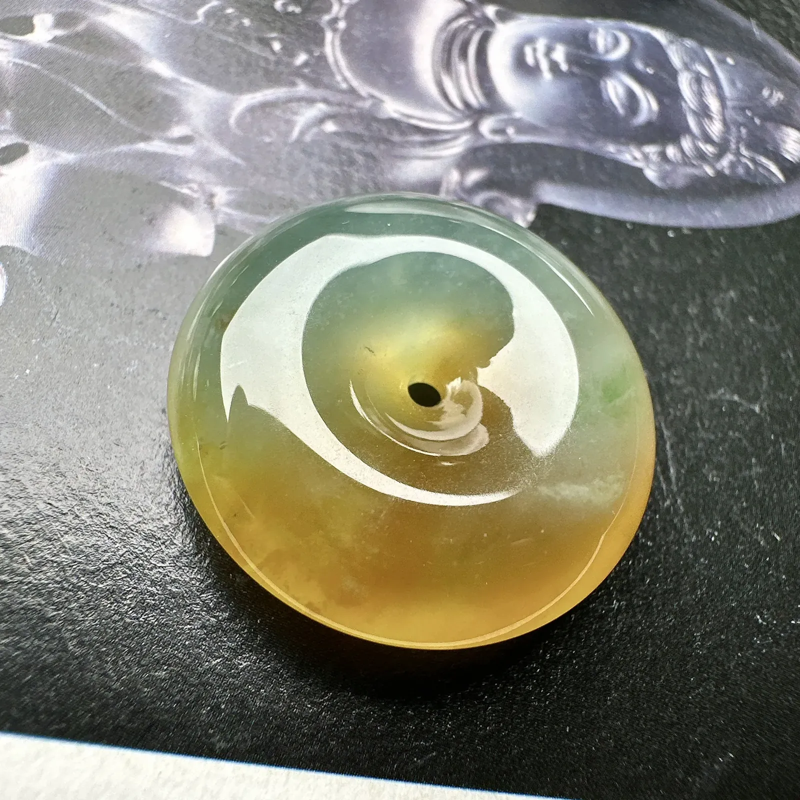 【冰种黄扣吊坠】特色款，种地优秀，通透闪亮，起光的料子，厚度很好