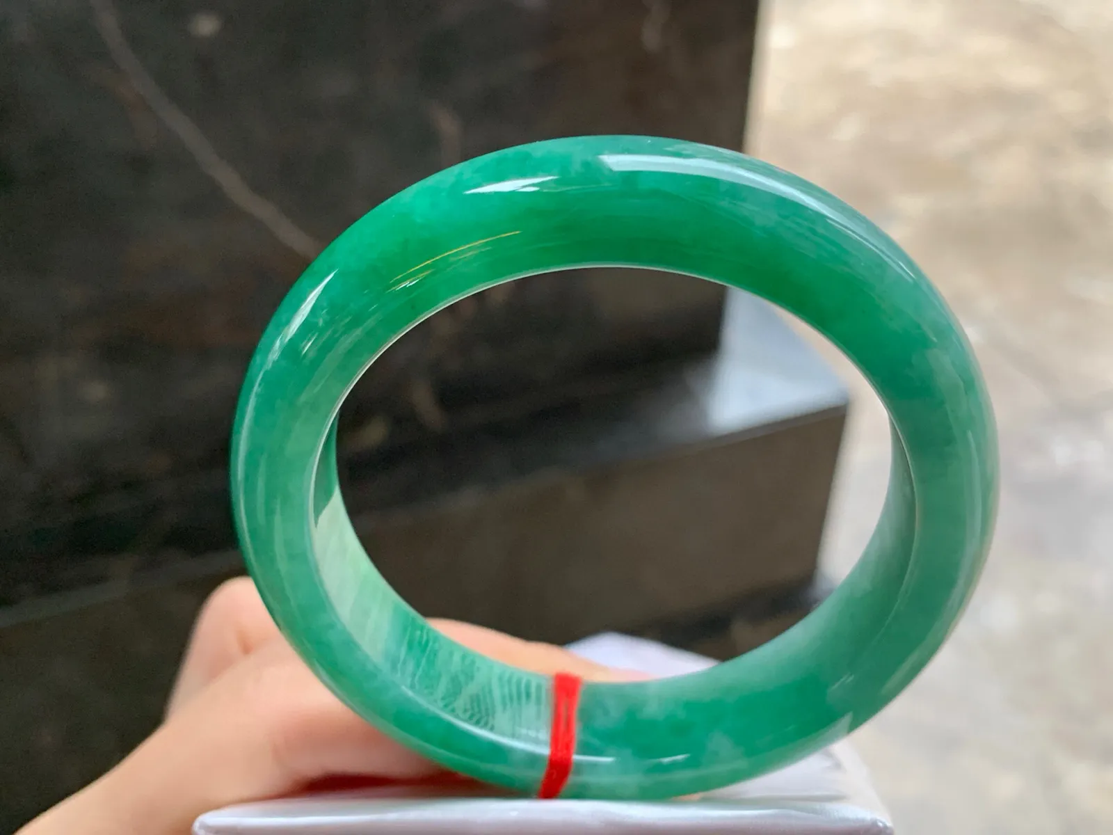 59-14.7-9.1

浓绿色手镯^_^颜色鲜艳 玉质温润