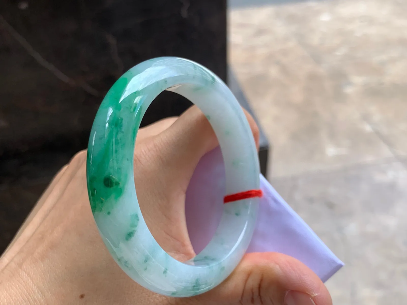 56-13-9.5mm
带色手镯 底子细腻 颜色漂亮 条形优秀