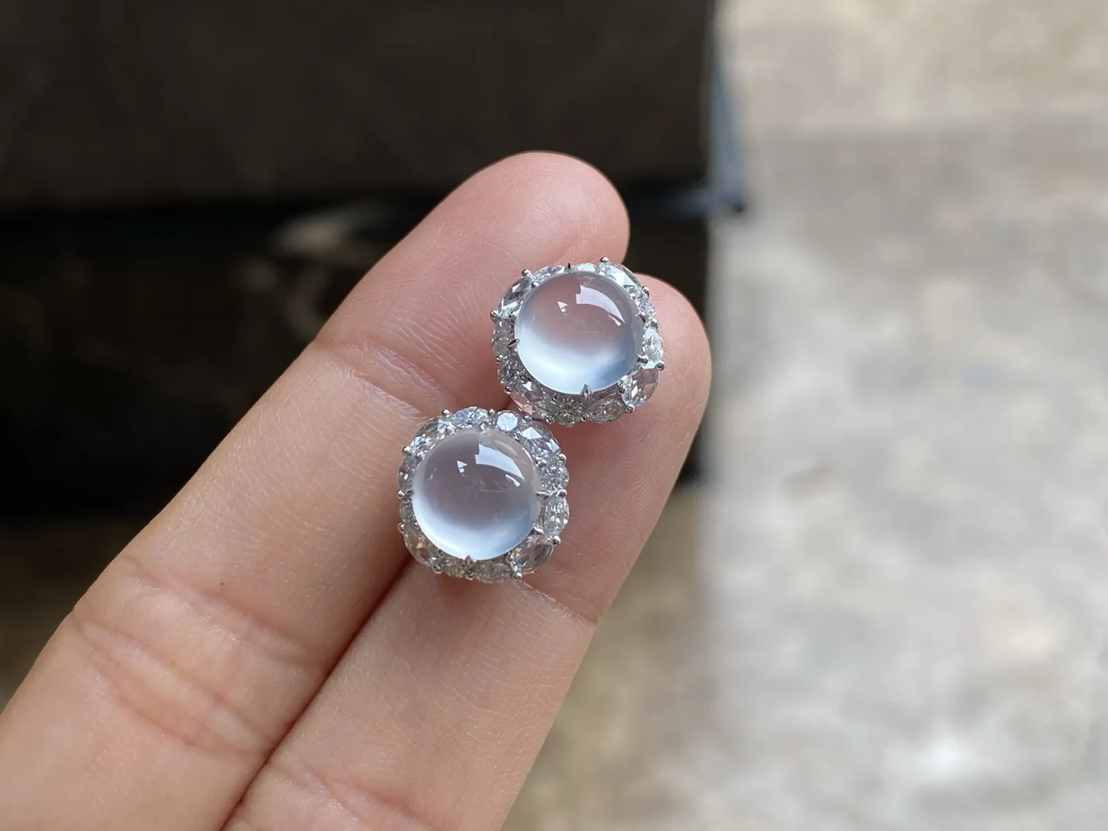 🤍高冰荧光精致耳钉

18k金