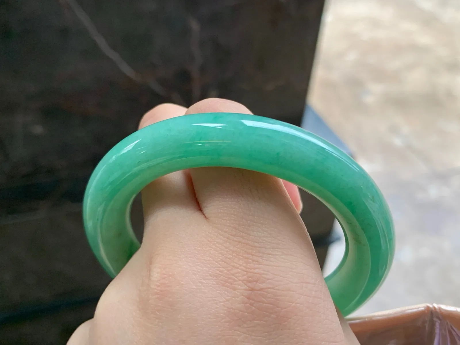 54.5-11.3

浓绿色圆条手镯^_^颜色鲜艳 玉质温润