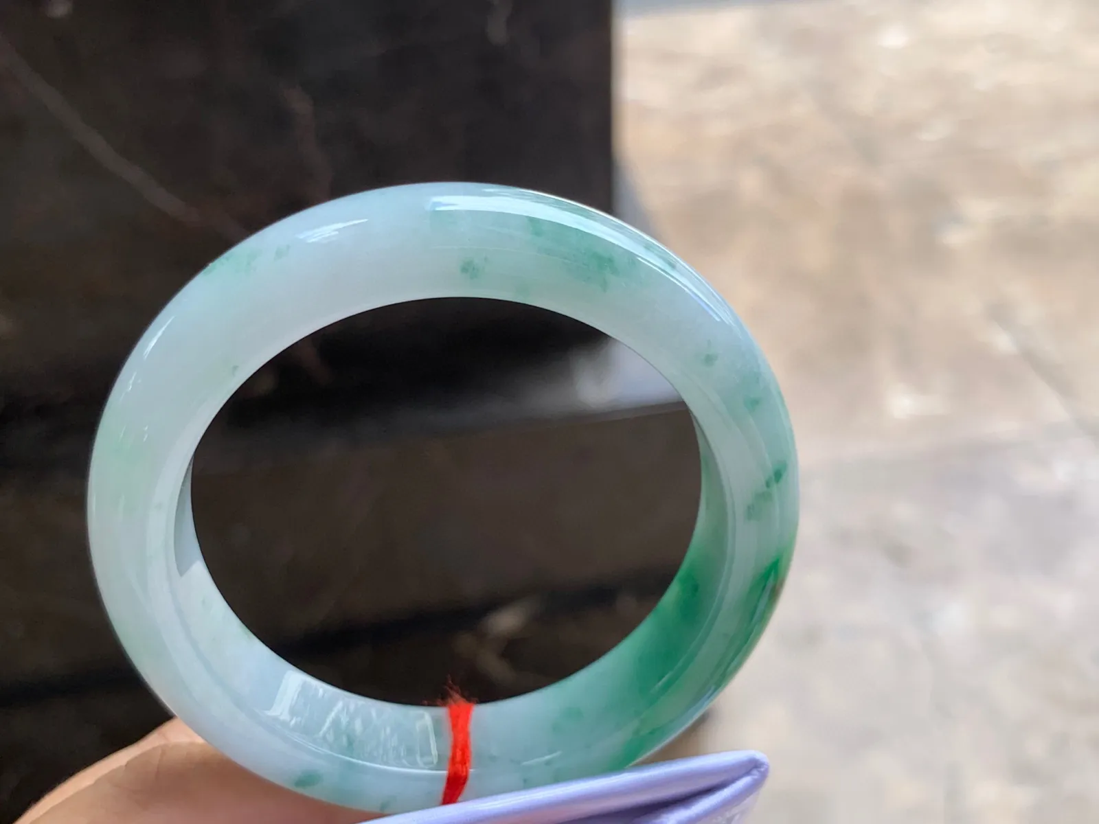 56-13-9.5mm
带色手镯 底子细腻 颜色漂亮 条形优秀