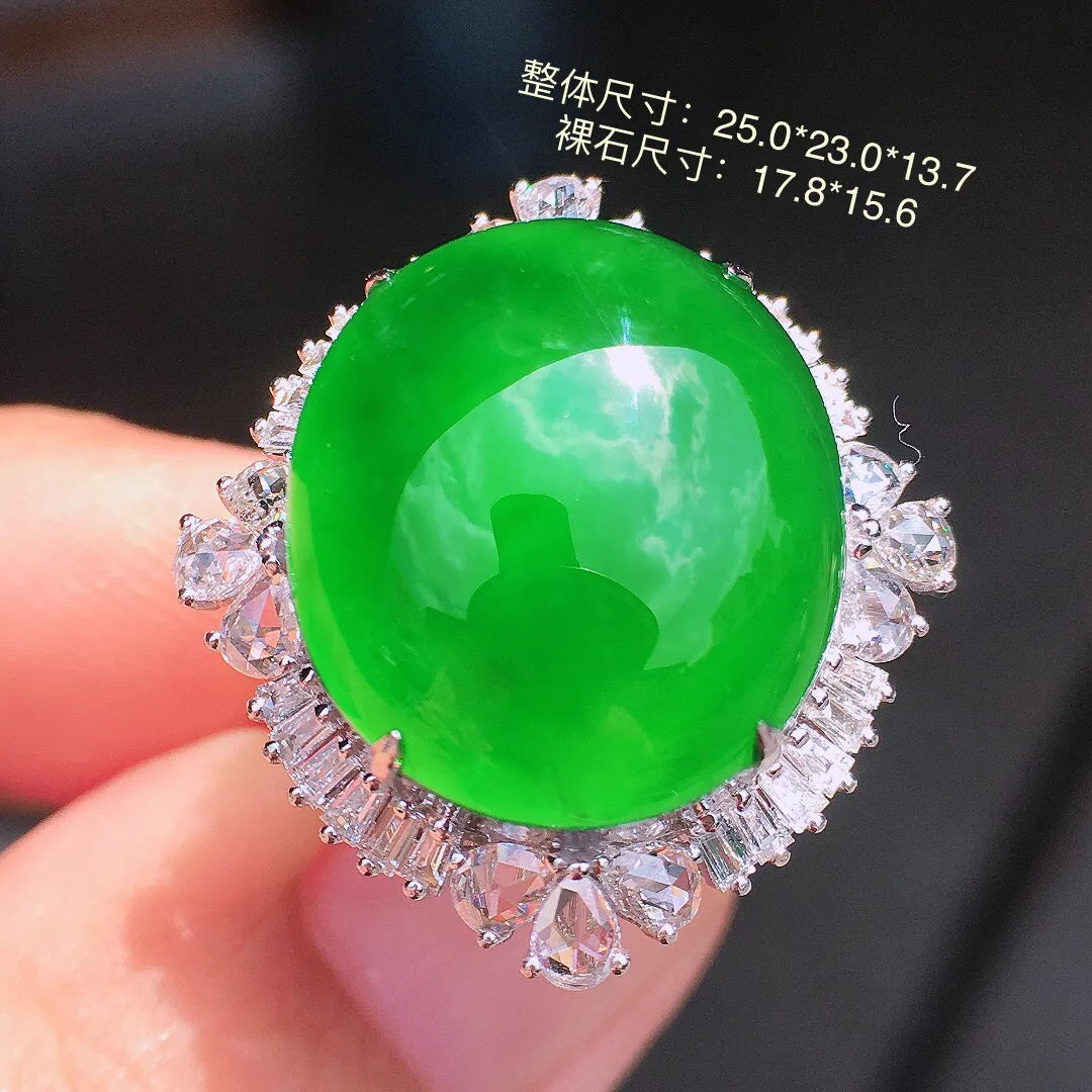 满绿蛋面戒指，色泽均匀浓郁，玉质细腻，荧光感超
强，饱满圆润，气质满满。18k
金豪华镶嵌