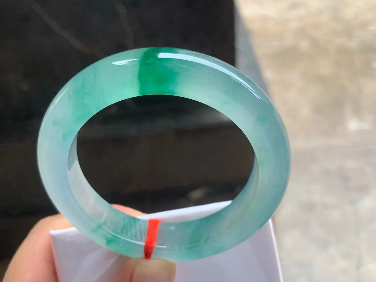 53.5-13-9.5mm
冰种飘色手镯 种水色俱佳 起胶的料子  收藏佩戴