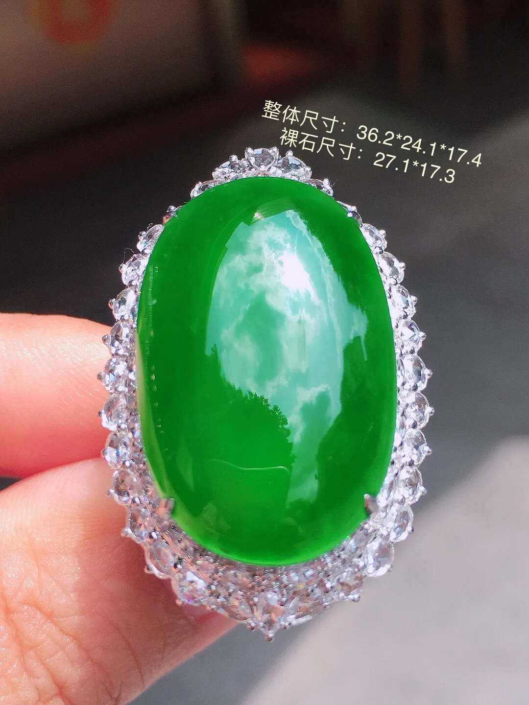 满绿蛋面戒指/吊坠两用款，色泽均匀艳丽，玉质细腻，荧光感超
强，饱满圆润，气质满满。18k
金豪华镶嵌