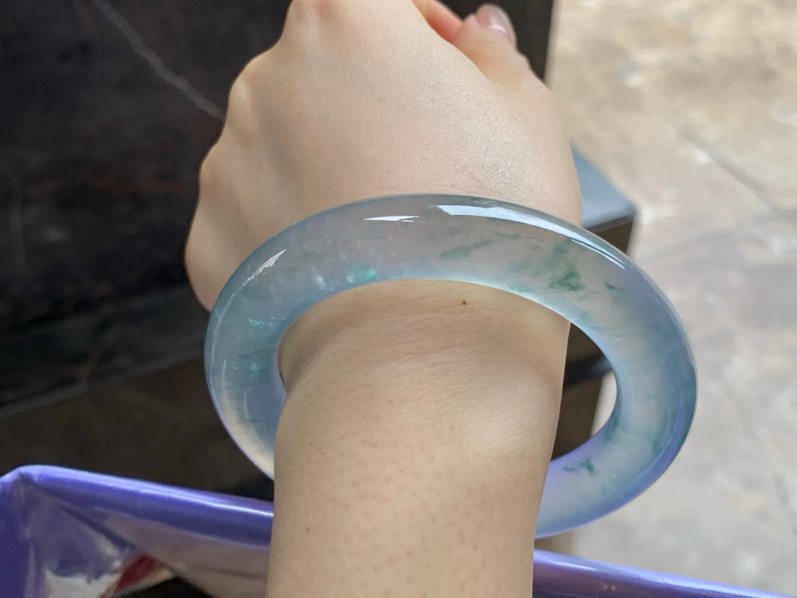 高冰种飘花圆条手镯
尺寸：57-12.2mm
冰味十足～条形优秀整圈冰透起荧光～建议看十足哦，高品质