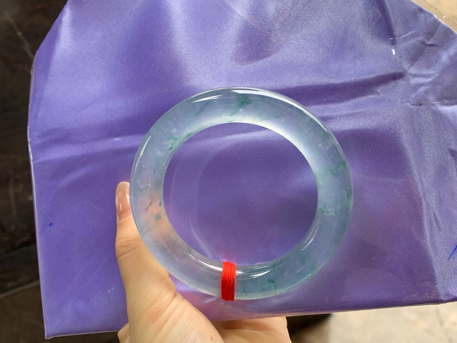 高冰种飘花圆条手镯
尺寸：57-12.2mm
冰味十足～条形优秀整圈冰透起荧光～建议看十足哦，高品质