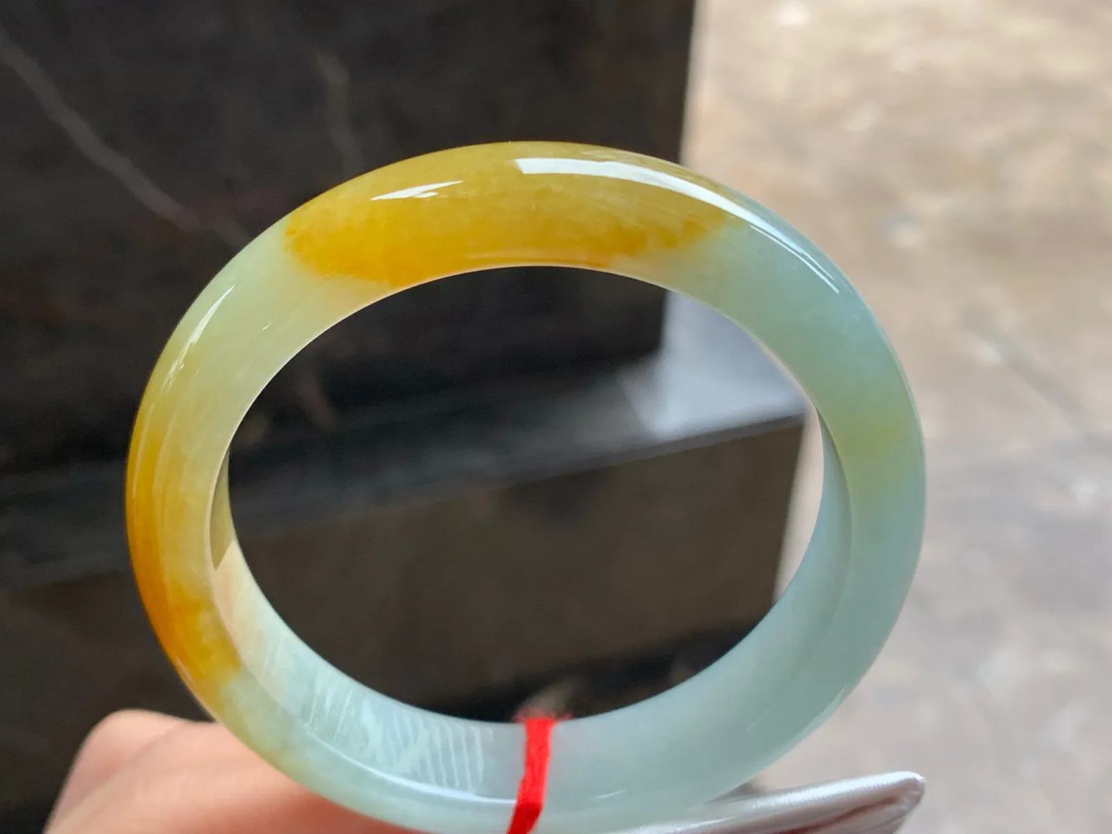 57-13-8.4

黄翡手镯^_^颜色鲜艳 浓郁