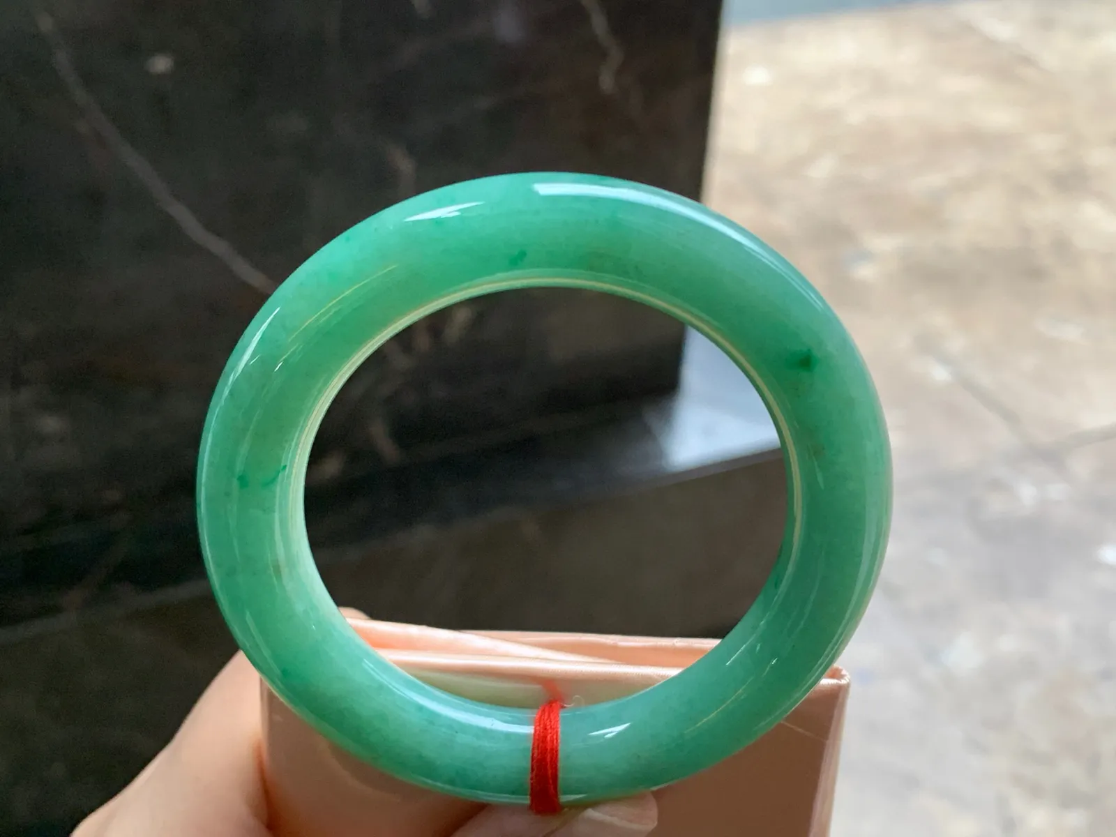 54.5-11.3

浓绿色圆条手镯^_^颜色鲜艳 玉质温润