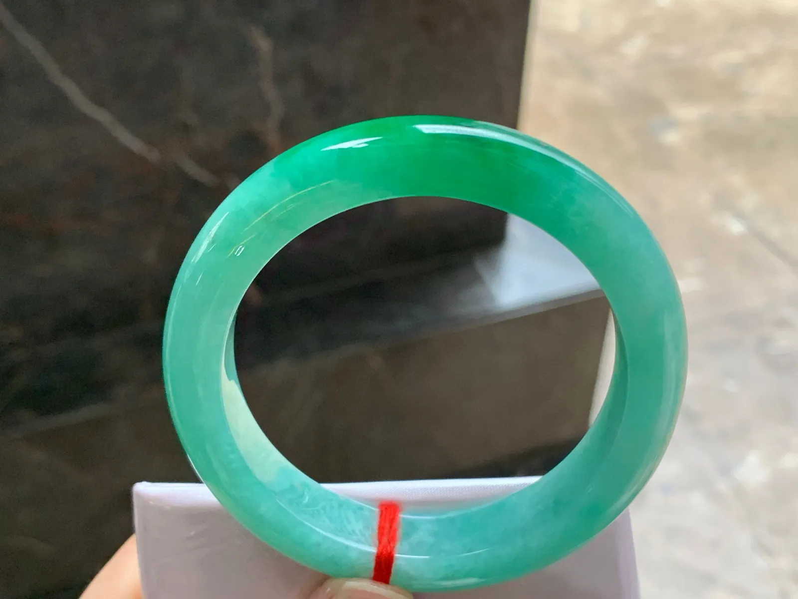 55-11.5-9.3

辣绿色手镯^_^颜色鲜艳 玉质温润