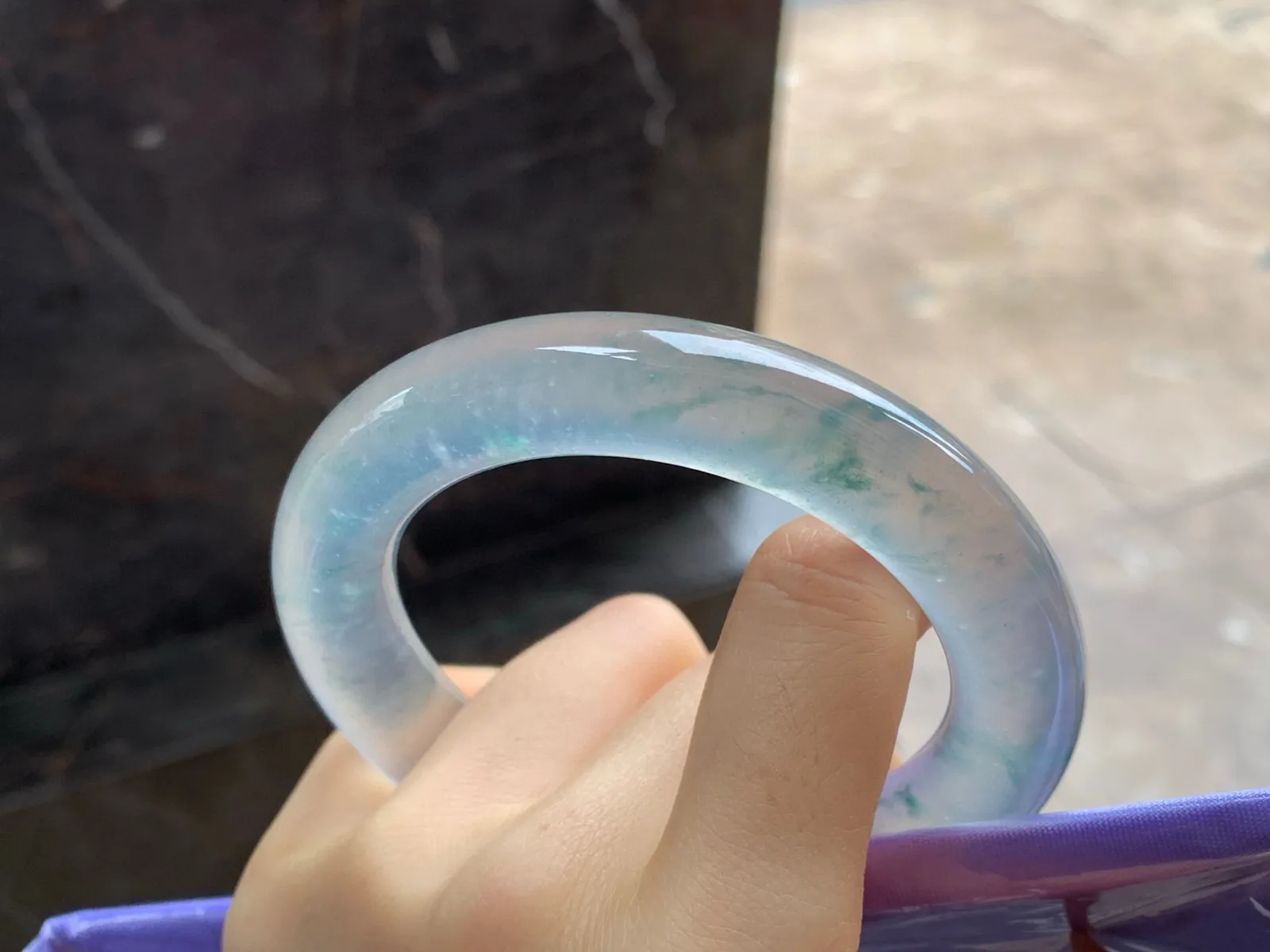 高冰种飘花圆条手镯
尺寸：57-12.2mm
冰味十足～条形优秀整圈冰透起荧光～建议看十足哦，高品质