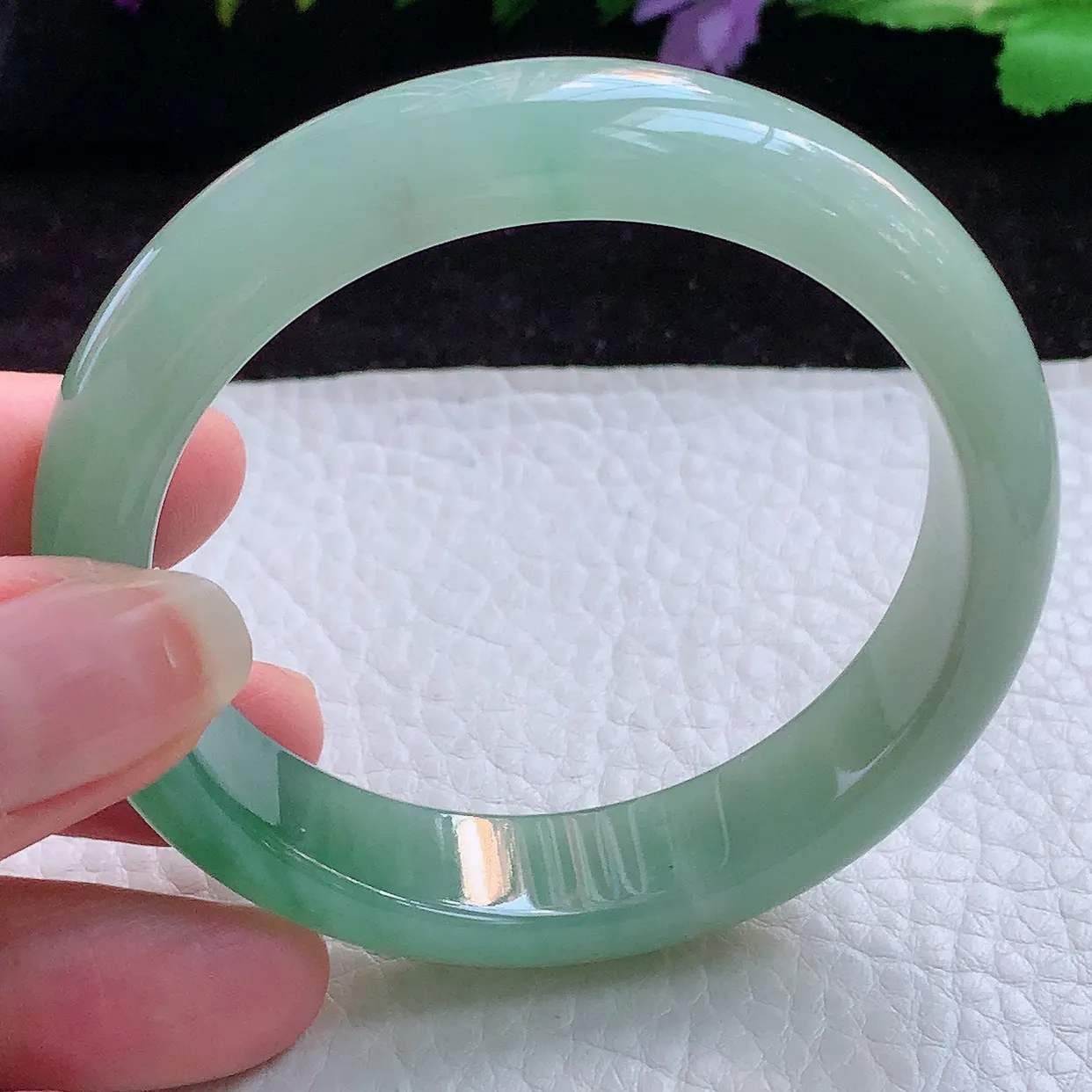 r实拍54圈口！缅甸翡翠A货冰绿宽边玉手镯 玉手环尺寸:54*13.2*8mm