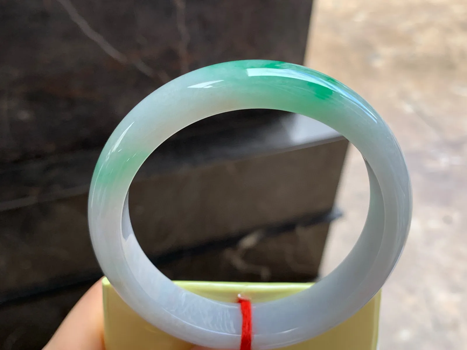 59.5-14.6-8.5

带色手镯^_^颜色鲜艳 玉质温润