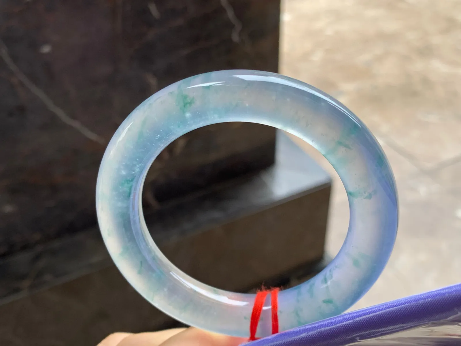 高冰种飘花圆条手镯
尺寸：57-12.2mm
冰味十足～条形优秀整圈冰透起荧光～建议看十足哦，高品质