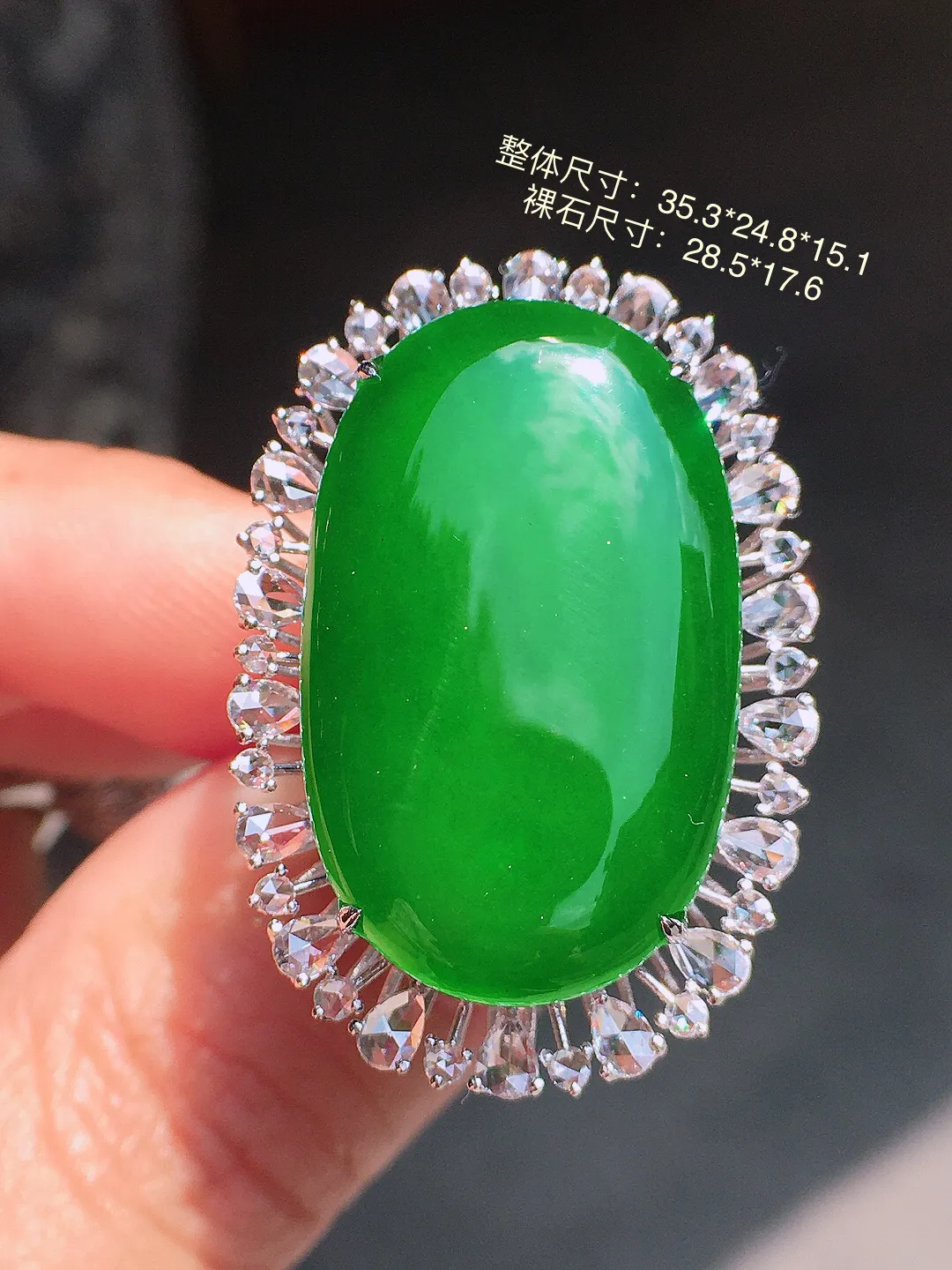 满绿蛋面戒指/吊坠两用款，色泽均匀浓郁，玉质细腻，荧光感超
强，饱满圆润，气质满满。18k
金豪华镶嵌