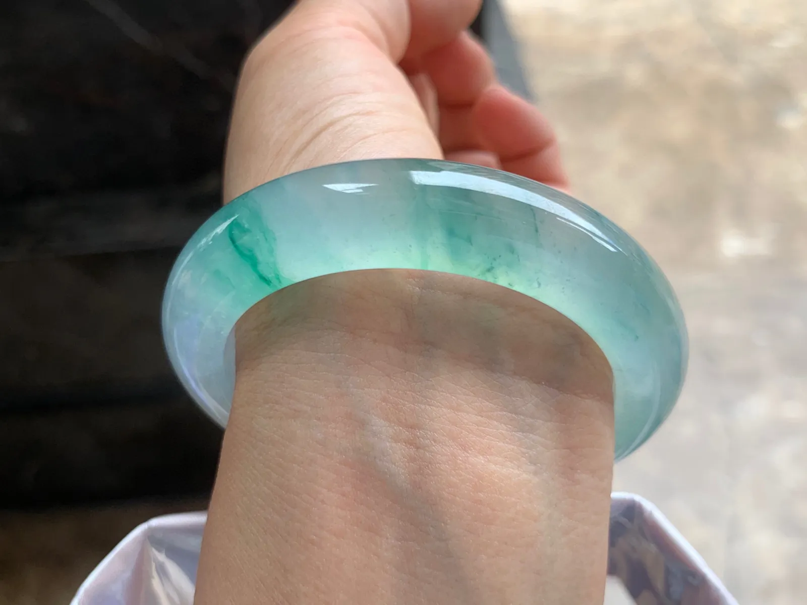 53.5-13-9.5mm
冰种飘色手镯 种水色俱佳 起胶的料子  收藏佩戴