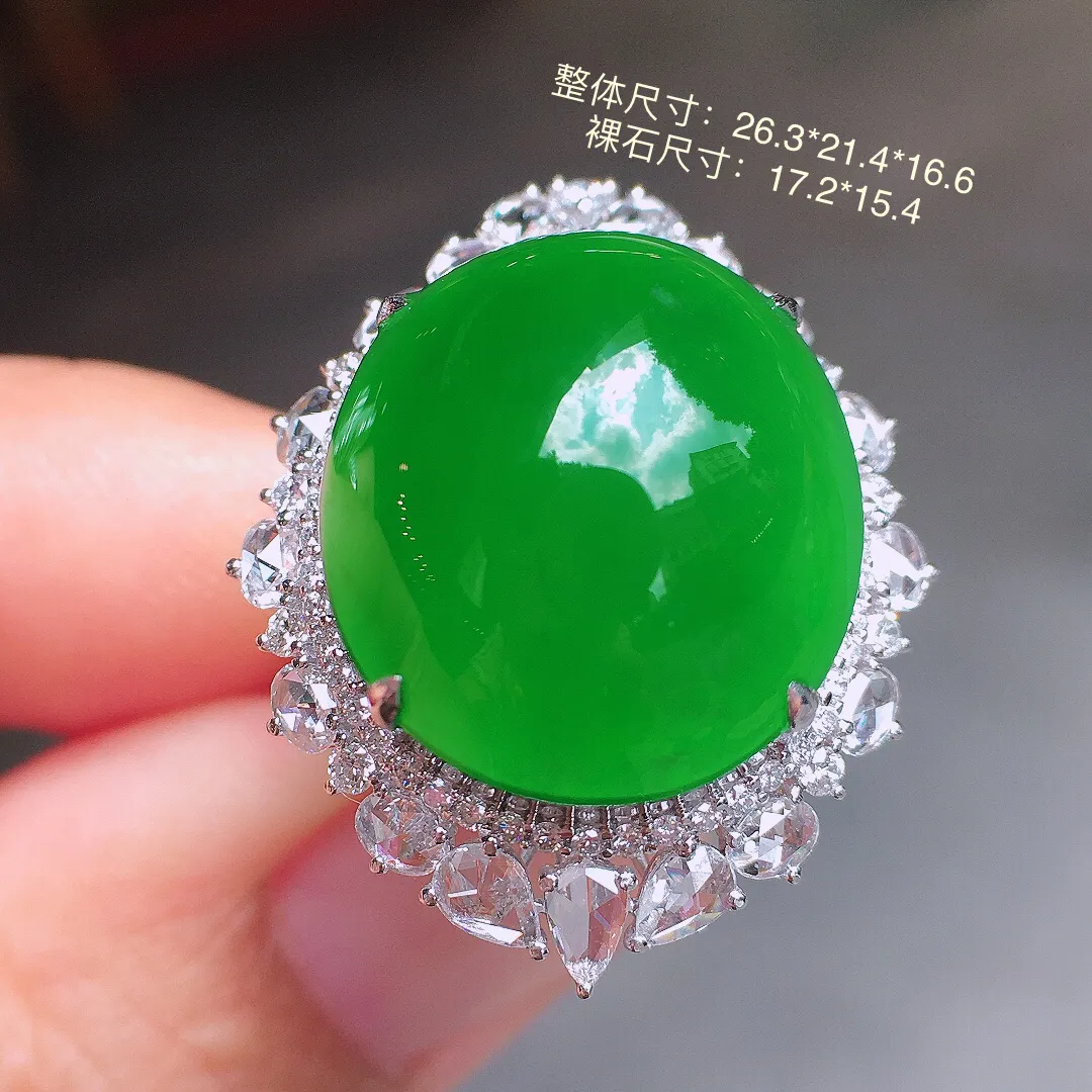 满绿蛋面戒指，色泽均匀浓郁，玉质细腻，荧光感超
强，饱满圆润，气质满满。18k
金豪华镶嵌