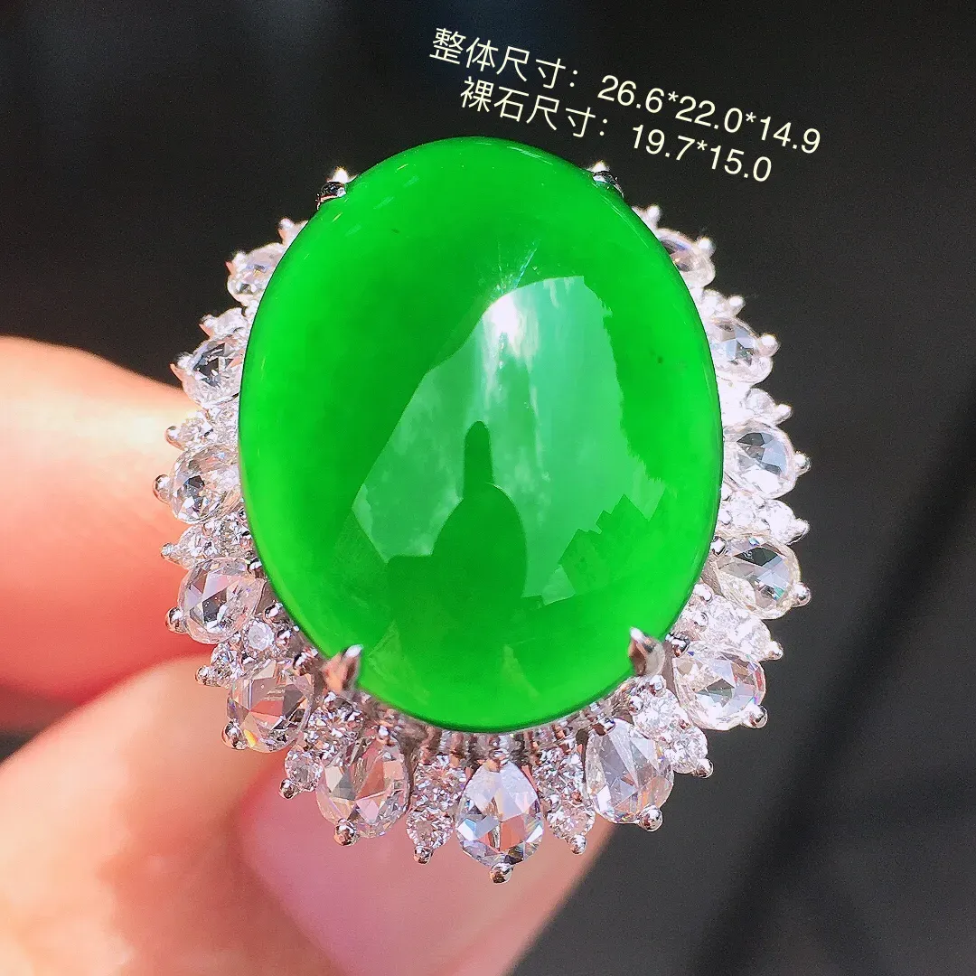 阳绿蛋面戒指，色泽均匀艳丽，玉质细腻，荧光感超
强，饱满圆润，气质满满。18k
金豪华镶嵌