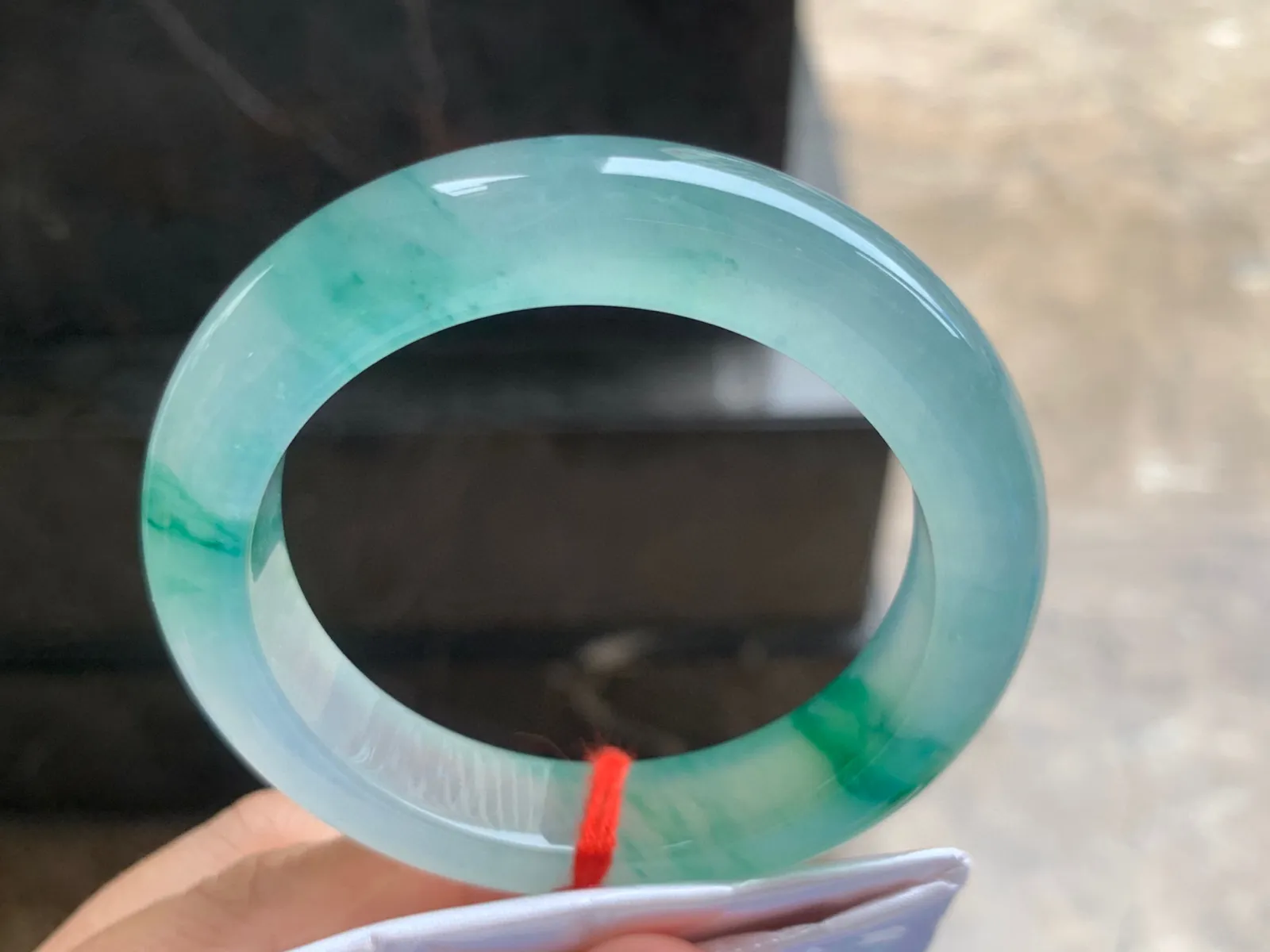 53.5-13-9.5mm
冰种飘色手镯 种水色俱佳 起胶的料子  收藏佩戴