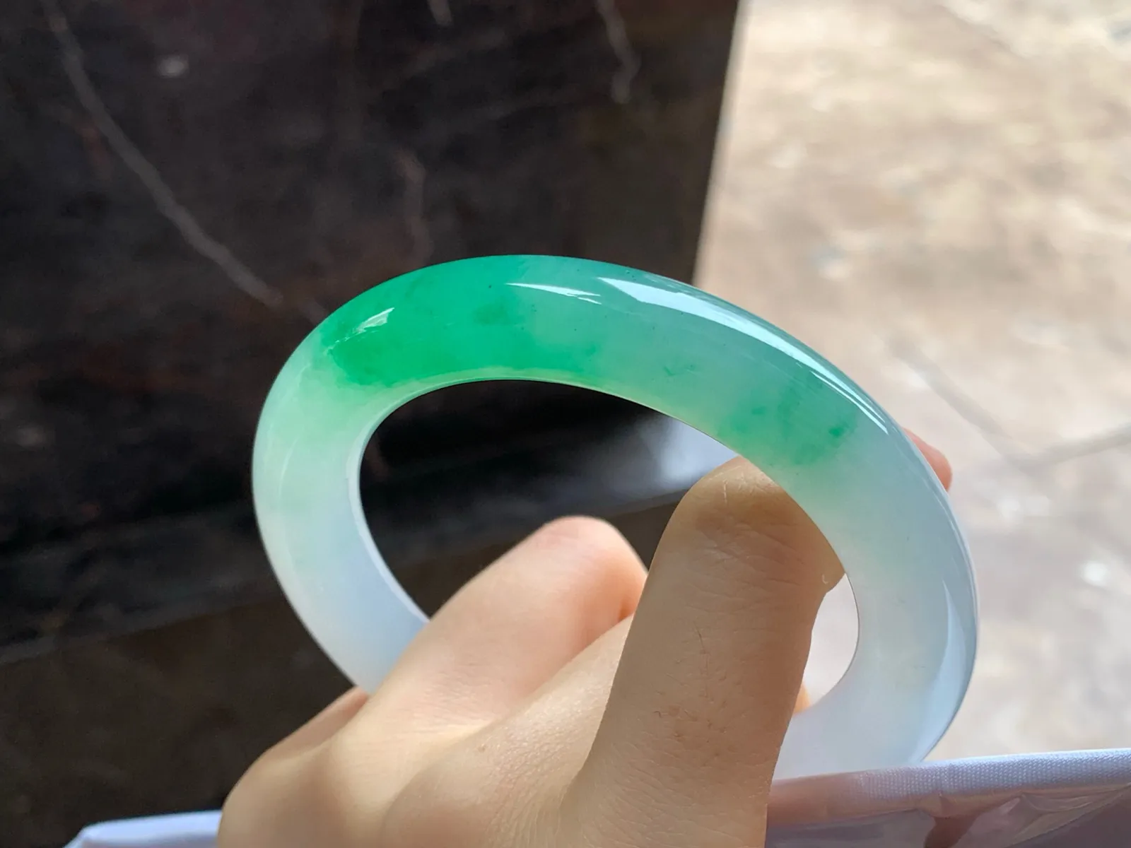 冰种阳绿色圆条手镯
尺寸：58.8-11.5mm
有种有色～绿色浓郁漂亮品质货