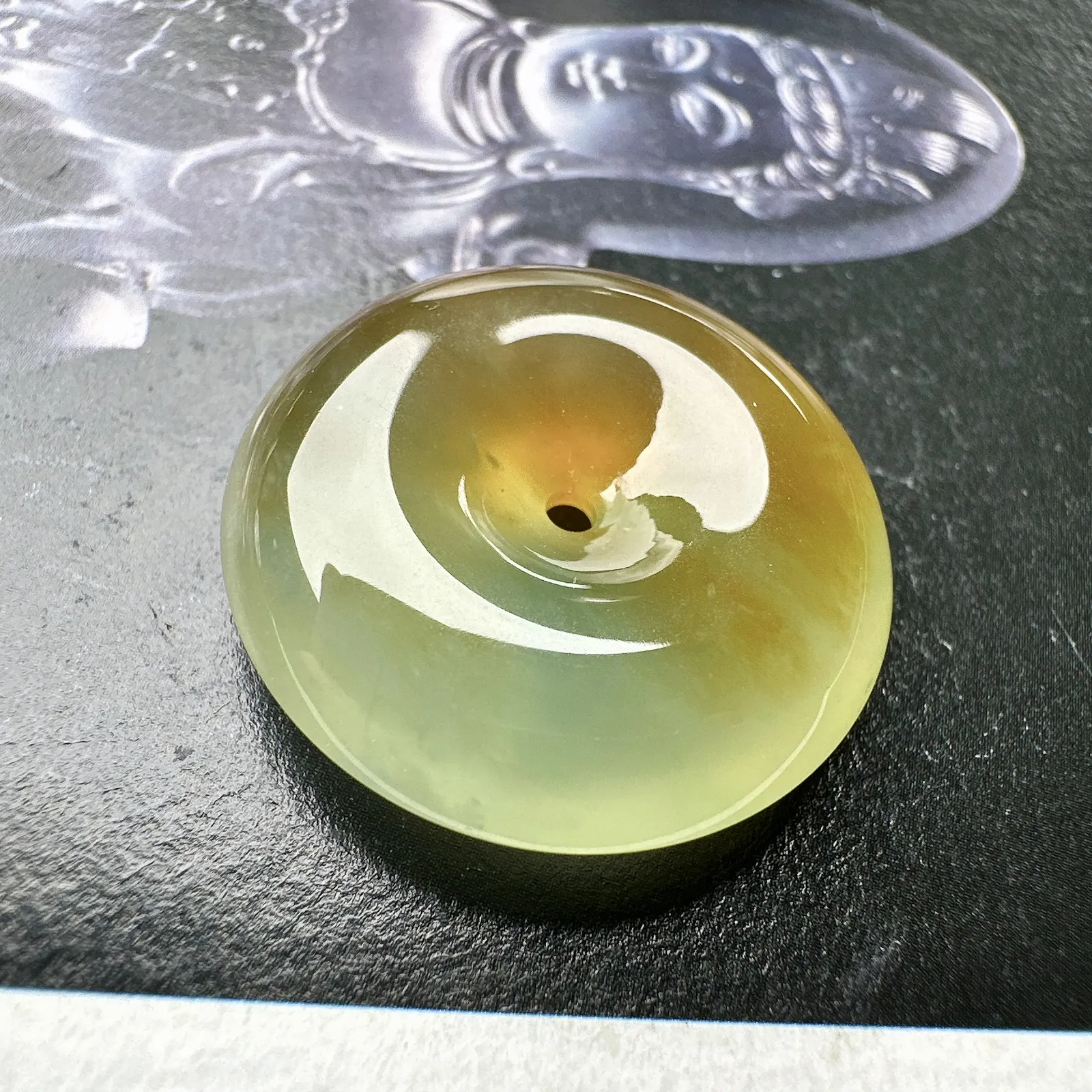 【冰种黄扣吊坠】特色款，种地优秀，通透闪亮，起光的料子，厚度很好