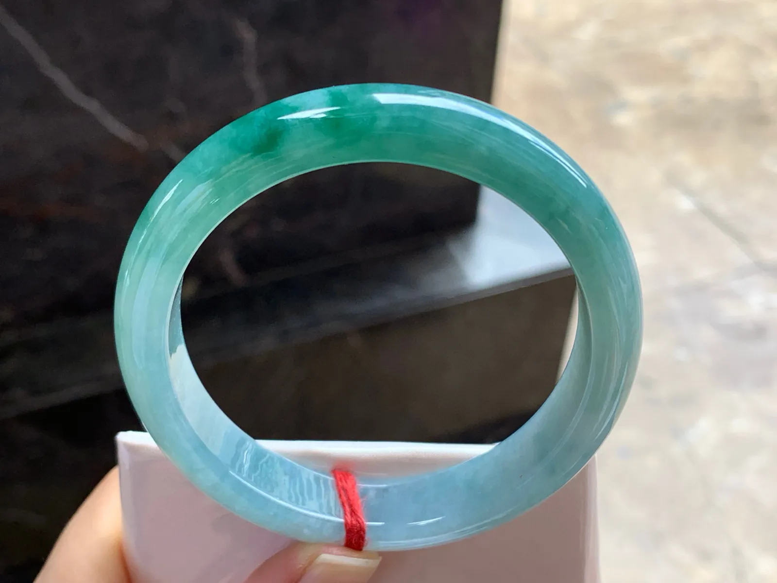 58.5-12.6-8.3

蓝花手镯^_^飘花浓郁 玉质温润