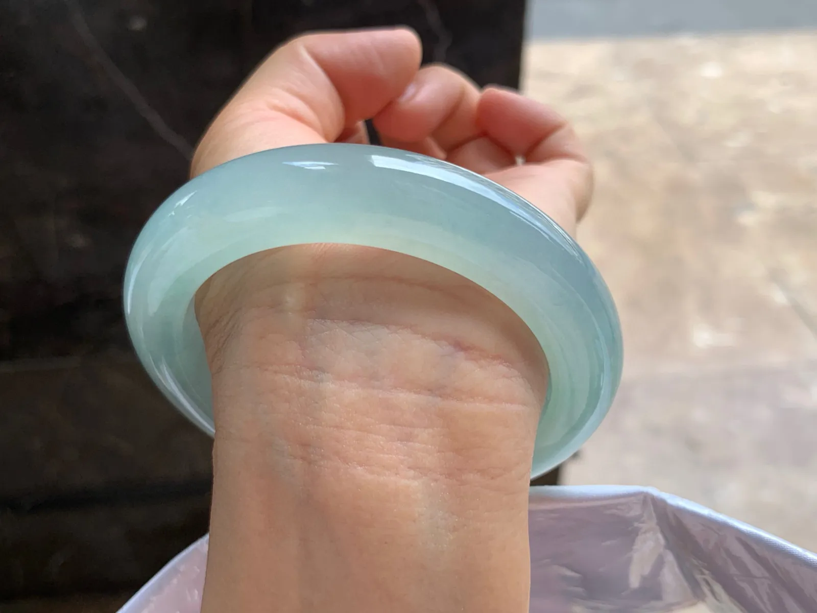 60-13-11mm
冰种晴水手镯 水润冰透 底色很漂亮 葡萄肉质地 拍不出效果 建议看实物