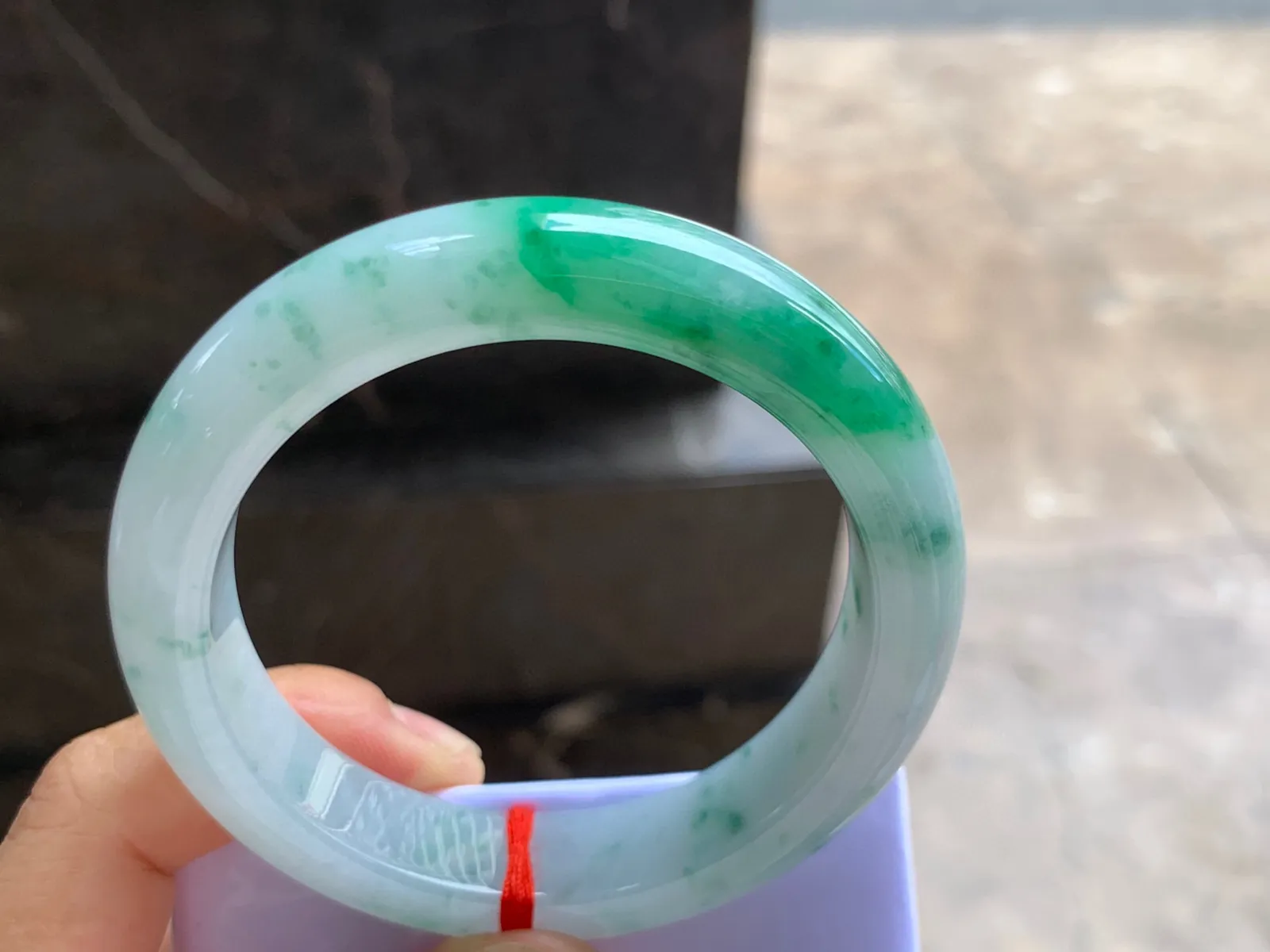 56-13-9.5mm
带色手镯 底子细腻 颜色漂亮 条形优秀