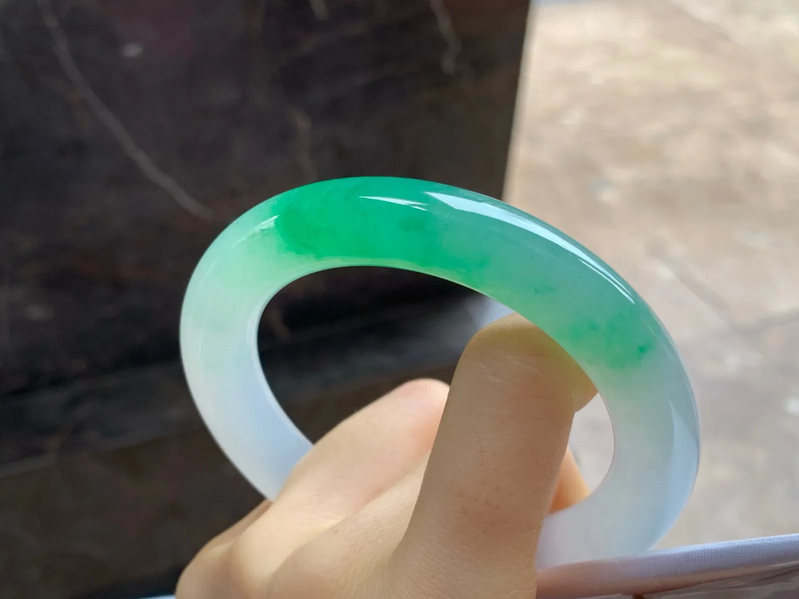 冰种阳绿色圆条手镯
尺寸：58.8-11.5mm
有种有色～绿色浓郁漂亮品质货
