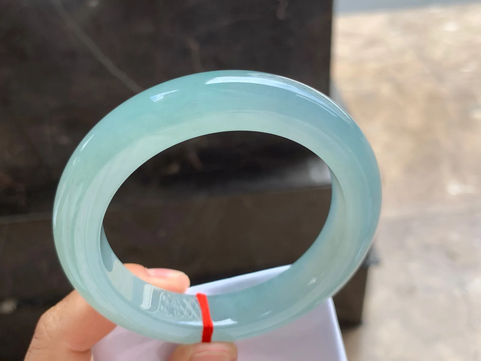 60-13-11mm
冰种晴水手镯 水润冰透 底色很漂亮 葡萄肉质地 拍不出效果 建议看实物