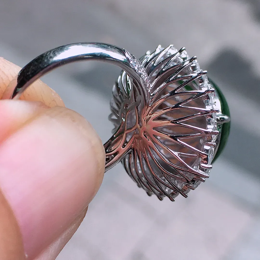 满绿蛋面戒指，色泽均匀浓郁，玉质细腻，荧光感超
强，饱满圆润，气质满满。18k
金豪华镶嵌
