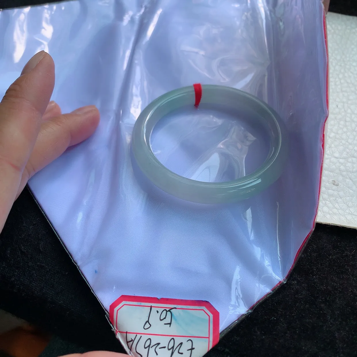r小圈口51mm美人镯！缅甸翡翠A货纯美淡雅圆条玉手镯尺寸:51*8.5*8.3mm