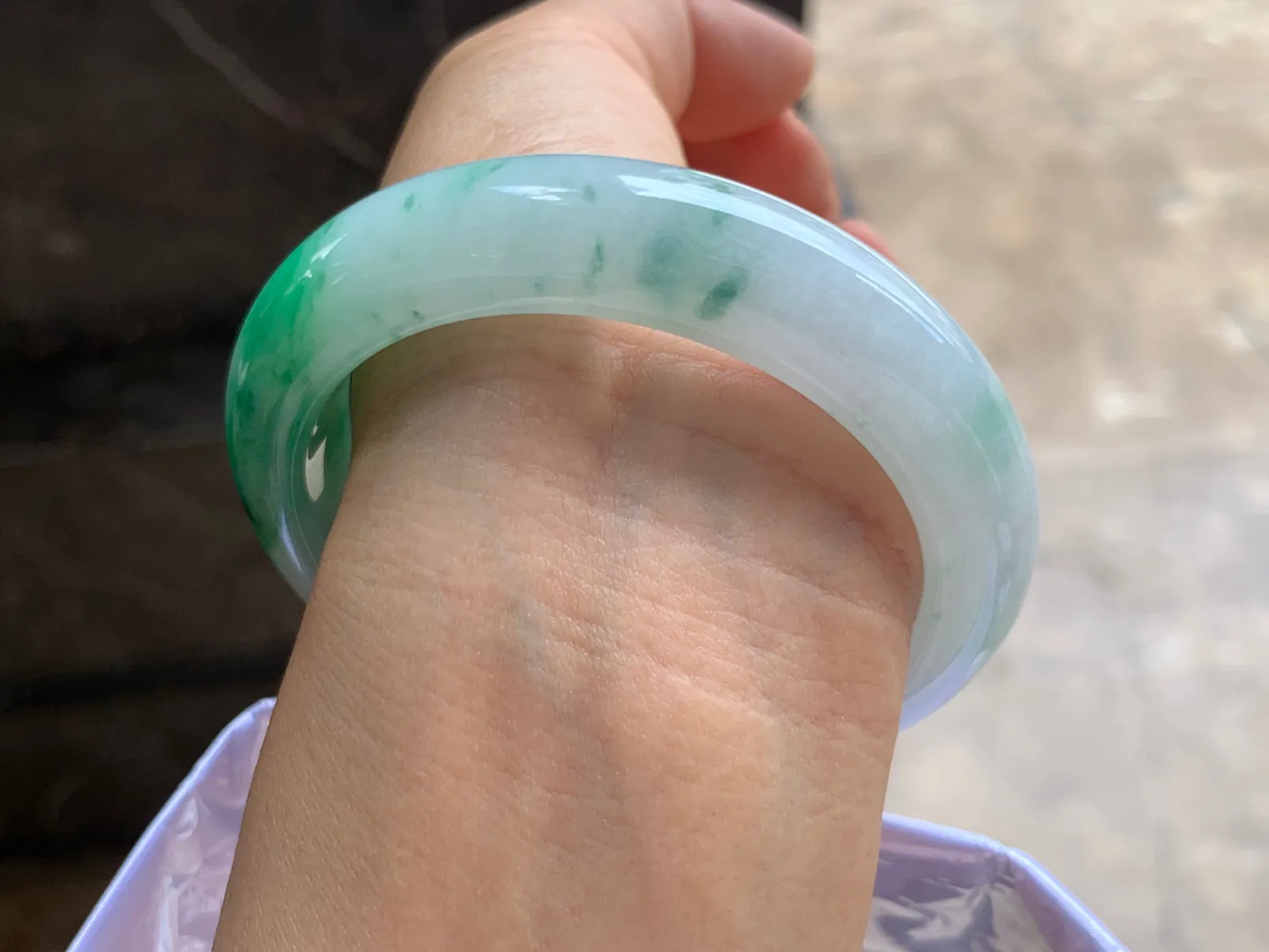 56-13-9.5mm
带色手镯 底子细腻 颜色漂亮 条形优秀