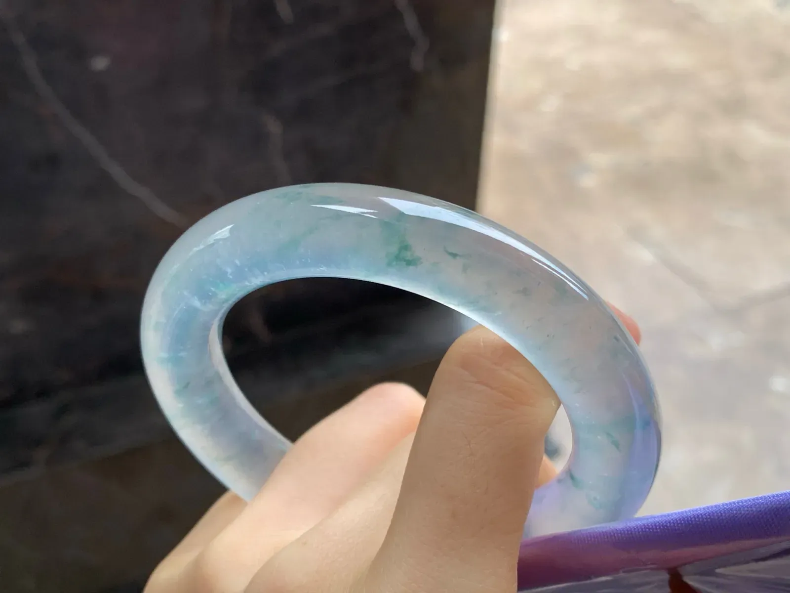 高冰种飘花圆条手镯
尺寸：57-12.2mm
冰味十足～条形优秀整圈冰透起荧光～建议看十足哦，高品质