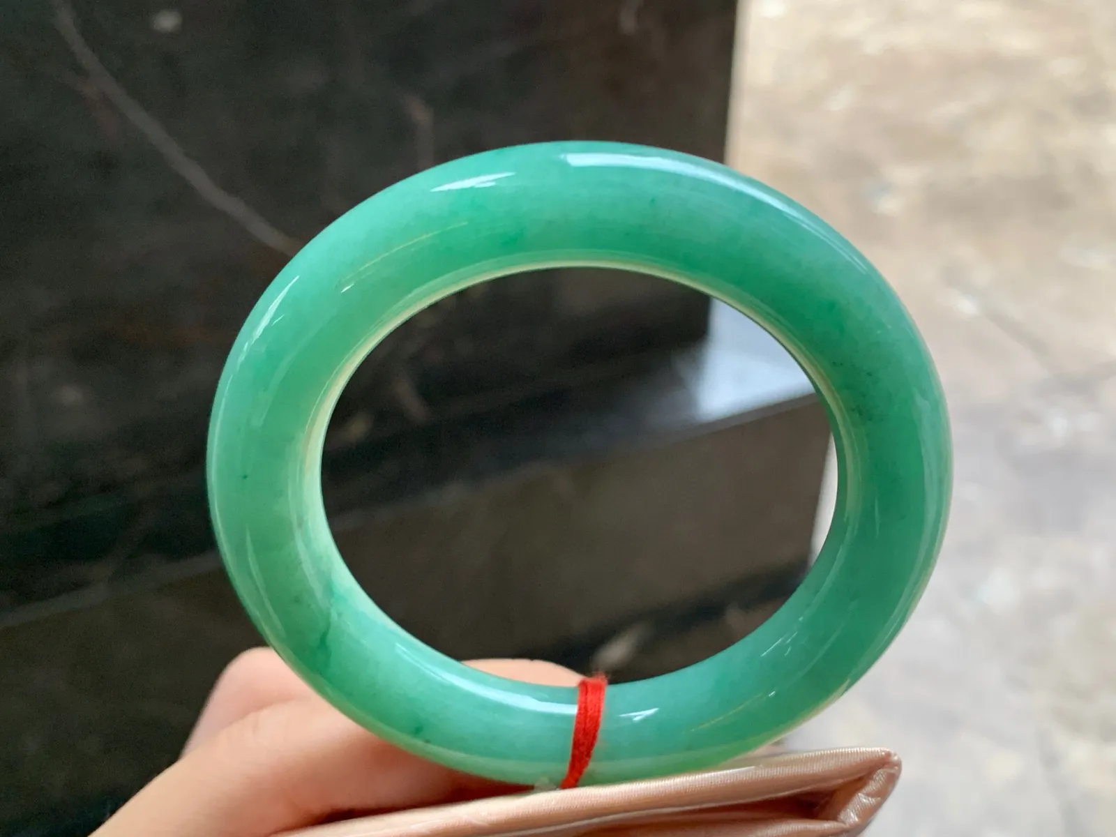 54.5-11.3

浓绿色圆条手镯^_^颜色鲜艳 玉质温润